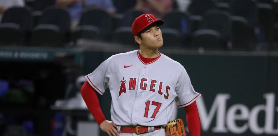 El japonés Shohei Ohtani, abridor de los Angelinos de Los Ángeles, se lamenta tras recibir un hit de los Rangers de Texas.