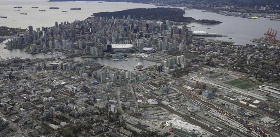 La vista del centro de Vancouver se observa desde una vista aérea desde el este de la ciudad canadiense.