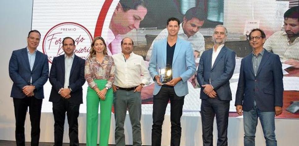 Iván Valdez Managing Director de PedidosYa recibe premio por parte de Entrepeneurs Organization