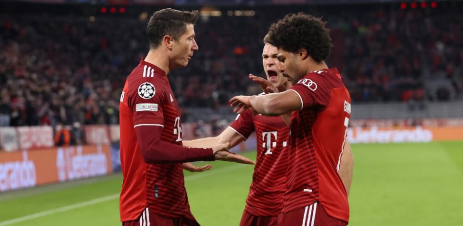 Varios jugadores del Bayern Munich se felicitan luego de marcar uno de los tres goles que tuvieron en la jornada.
