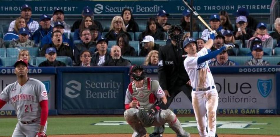Trea Turner completa el swing con el que disparó el vuelacercas determinante en el éxito de los Dodgers.