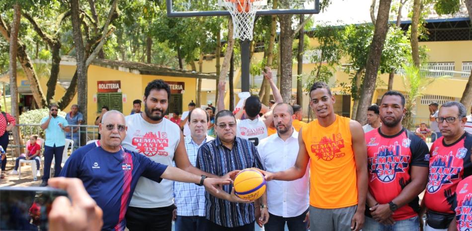 El Ministro de Deportes, ingeniero Francisco Camacho realiza el saque de honor para dejar inaugurado el torneo de baloncesto en la modalidad 3X3.