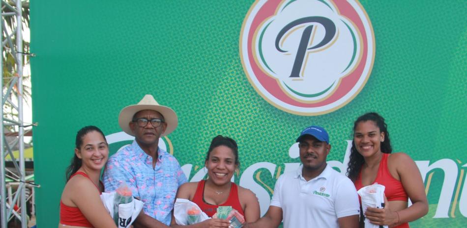 Las campeonas Indira Matos, Yissel Santos y Franchesca Ureña al momento de ser premiadas por José –Yeye—Aybar, presidente del comité organizador, y Joel Severino, de Cervecería Nacional Dominicana.
