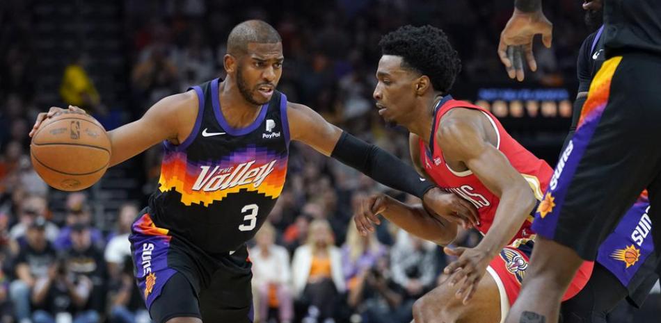 El base de los Suns de Phoenix Chris Paul es defendido por el alero de los Pelicans de Nueva Orleans Herbert Jones.