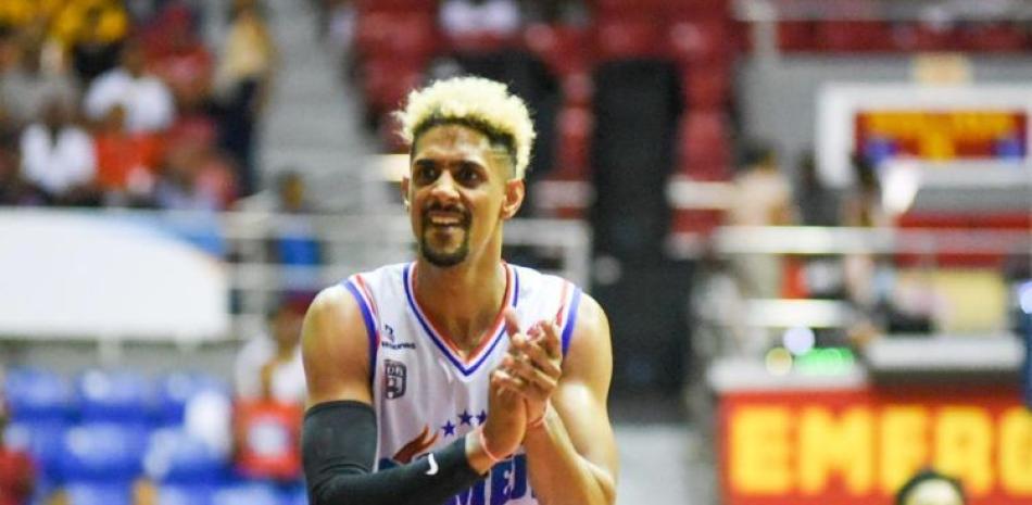 Nehemías Morillo, del Sameji, reacciona en un momento del partido frente al GUG en el inicio de la semifinal del baloncesto superior de Santiago.