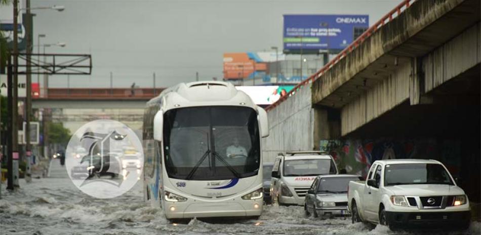 Las lluvias del fin de semana dejaron inundaciones urbanas en importantes avenidas del país. El mal de siempre: charcos por doquier. Adriano Rosario