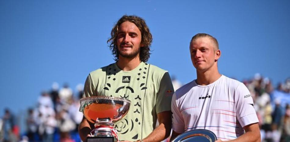 Stefanos Tsitsipas, a la izquierda, y Alejandro Davidovich muestran sus trofeos tras jugar la final del Masters 1000 de Montecarlo.