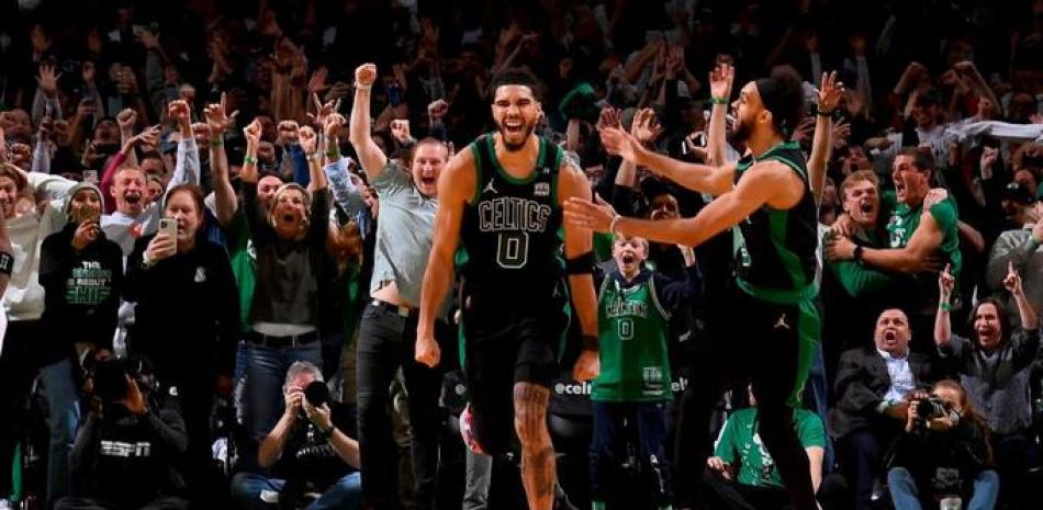 Jayson Tatum se convirtió en héroe en la victoria de los Celtics.