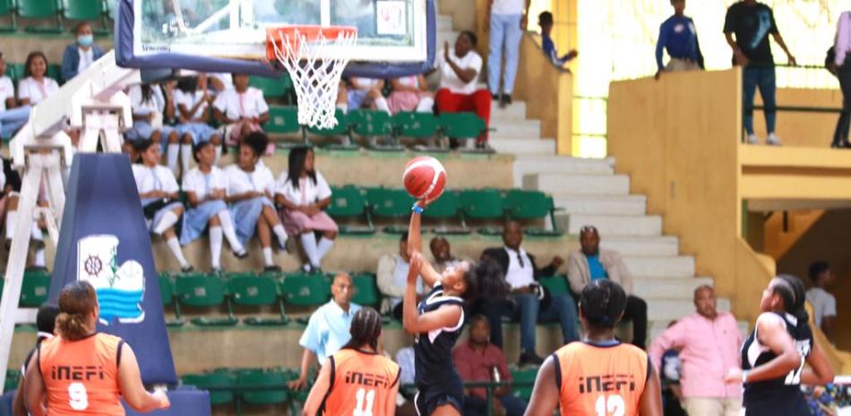 Momento de acción durante uno de los partidos de la rama femenina en la final del torneo nacional de baloncesto que organiza el INEFI.