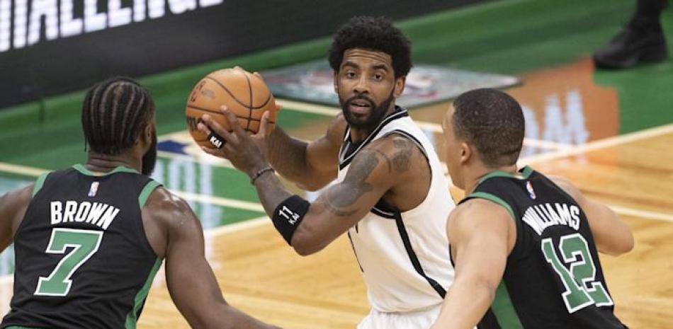 Kyrie Irving encestó 39 puntos en el primer partido de la serie contra los Celtics de Boston.