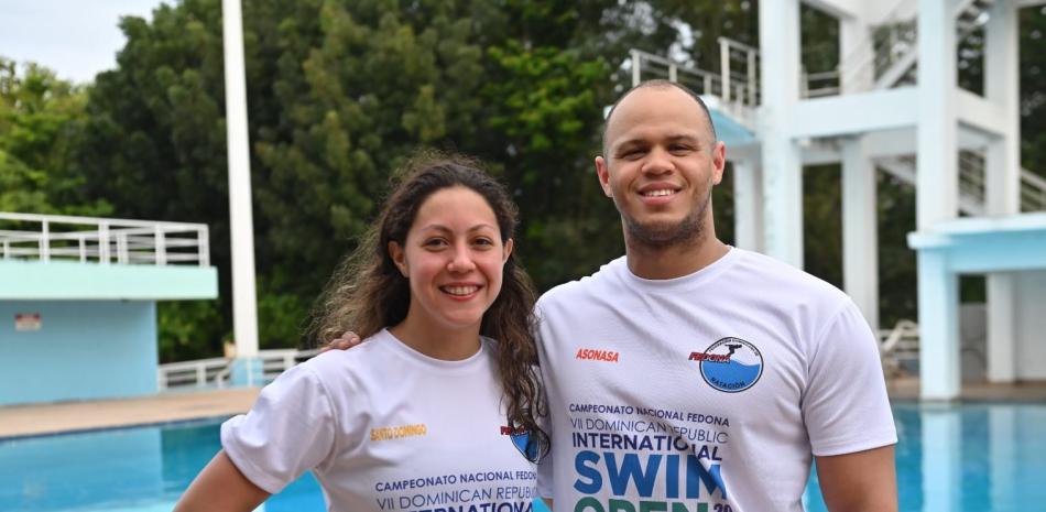 Los nadadores Krystal Lara y Josué Domínguez.