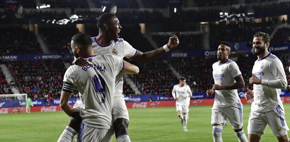 David Alaba, del Real Madrid, segundo desde la izquierda, celebra con Karim Benzema luego de anotar el primer gol frente al Osasuna.