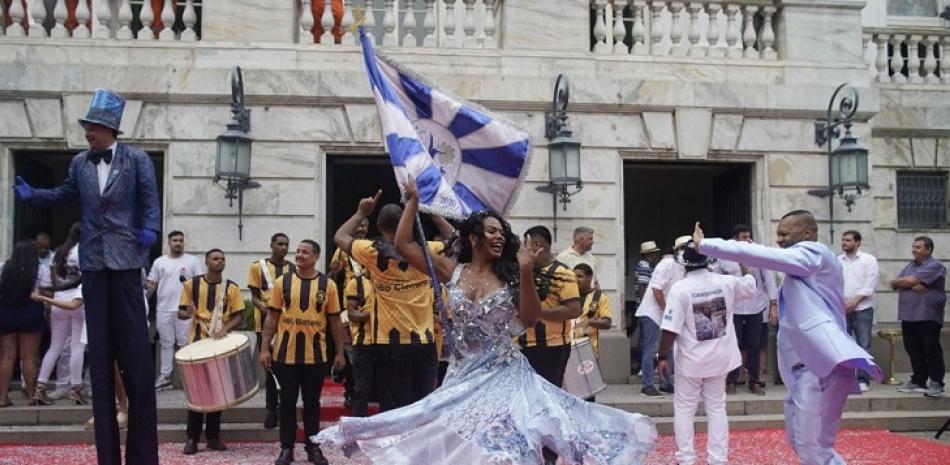 Juerguistas bailan durante la ceremonia de inauguración oficial del carnaval en Río de Janeiro, Brasil, este 20 de abril. Mauro Pimentel / AFP