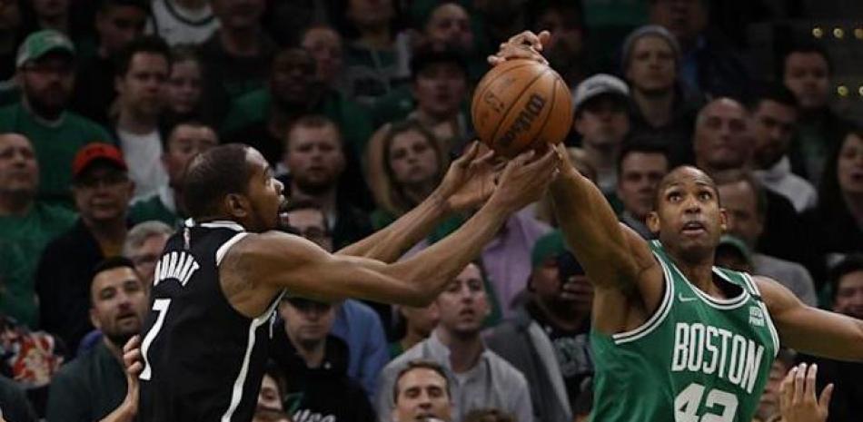 Al Horford se disputa el balón con Kevin Durant en el partido que Boston se impuso a los Nets
