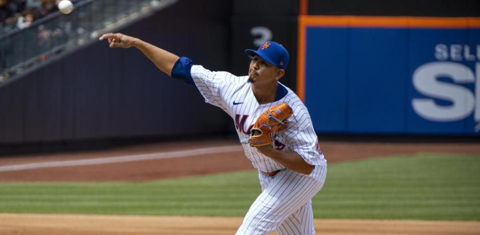 El pitcher venezolano de los Mets de Nueva York Carlos Carrasco lanza en el juego ante los Gigantes de San Francisco.