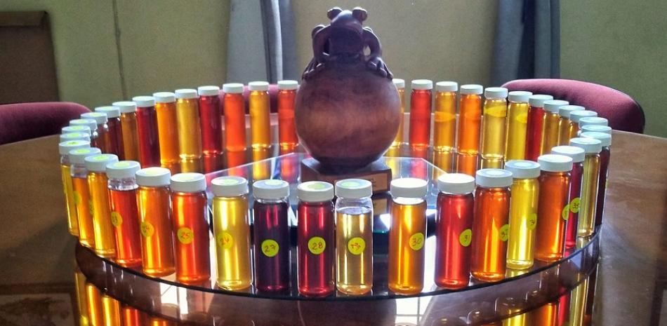 Muestras presentadas al XXI Concurso Nacional de Mieles. © Sésar Rodríguez