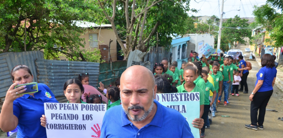 El pastor Pablo Ureña encabezó ayer una marcha en las calles de Cienfuegos en reclamo de protección de la niñez afectada por la delincuencia y el microtráfico de drogas. ONELIO DOMÍNGUEZ/ LISTÍN DIARIO