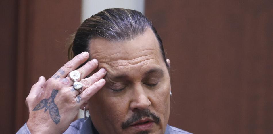 Johnny Depp rinde declaración durante una audiencia en el Tribunal de Circuito del Condado de Fairfax, en Fairfax, Virginia, el miércoles 20 de abril de 2022.

Foto: Evelyn Hockstein/Pool via AP