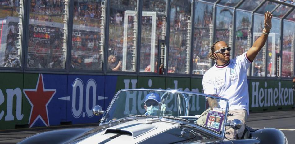 El británico Lewis Hamilton, de la escudería Mercedes, saluda a los aficionados durante el desfile de pilotos previo al Gran Premio de Australia de la Fórmula Uno.