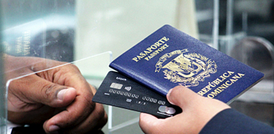 Las quejas de dominicanos residentes en el extranjero son constantes por los altos precios de los servicios consulares. La resolución 2.07 de la Cancillería establece el precio de visas en US$60, pero alcanzan hasta US$200.