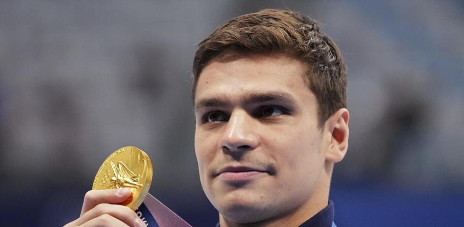 El nadador ruso Evgeny Rylov posa con su medalla de oro que obtuvo en la final de los 100 metros espalda durante los Juegos Olímpicos de Tokio.