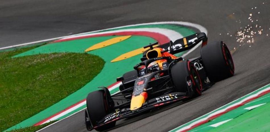 Max Verstappen, de la escudería de Red Bull, aparece en acción durante las pruebas para el Gran Premio de Emilia-Romaña.