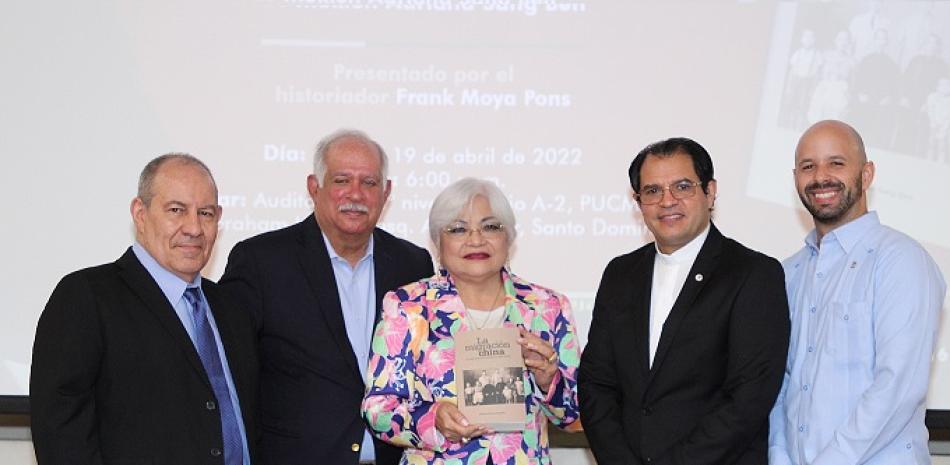 David Álvarez, Wilfredo Lozano, Mukien Adriana Sang, el padre Secilio Espinal y Juan Faxas.