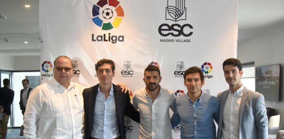 David Villa ofrece detalles de los planes de la academia DV7, acompañado de Orlando Yanez, Kiyomi Cerezo, Alejandro de Gabriel y Javier Hernández.