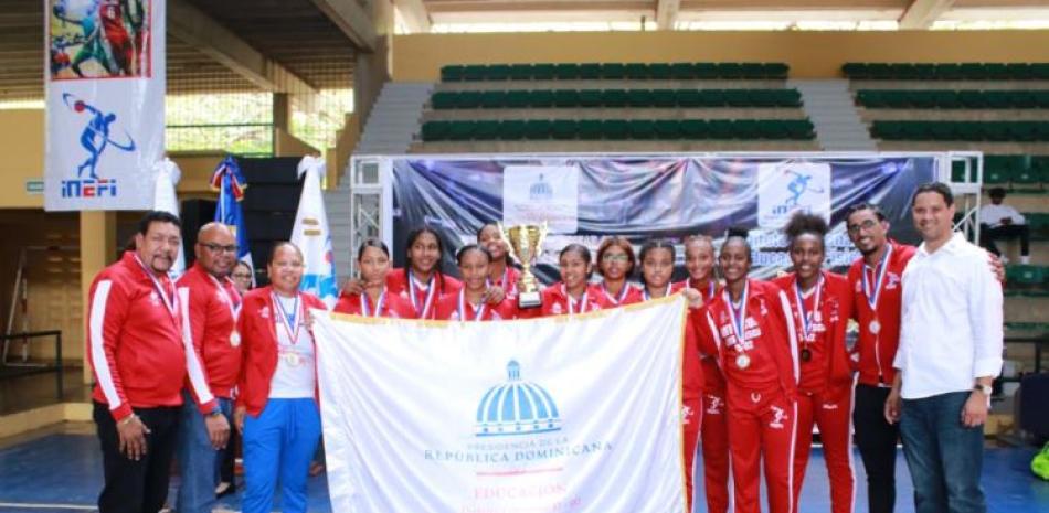 Integrantes del equipo de El CESCAR que se proclamó campeón del torneo nacional de baloncesto escolar en la rama femenina.