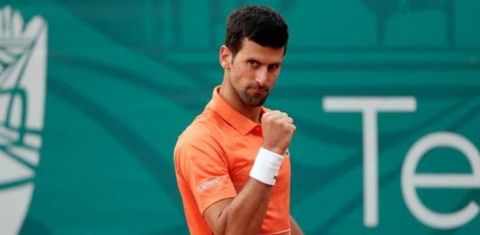 Novak Djokovic aprieta su puño en señal de triunfo en el partido en que avanzó hasta la final en Serbia.