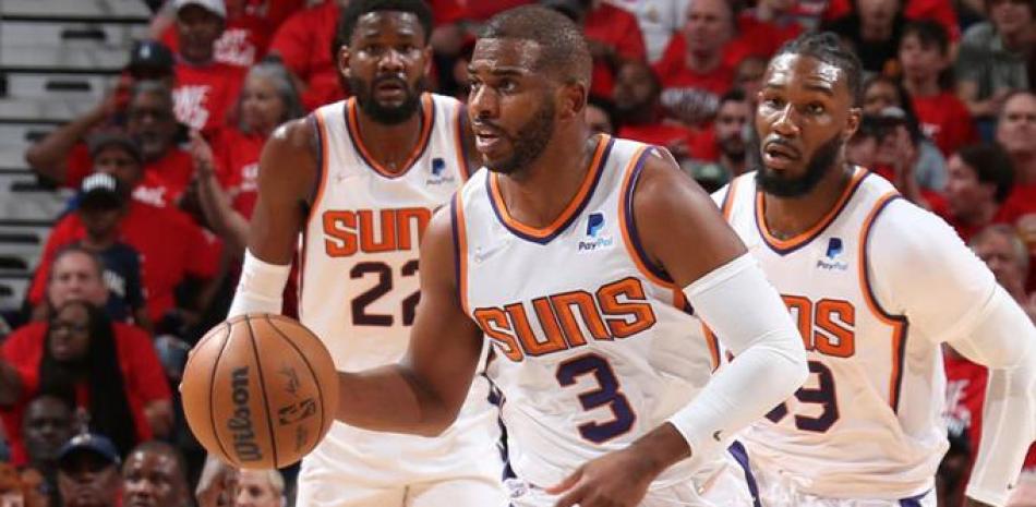 Chris Paul se mueve con la pelota en busca de marcar dos puntos en el choque que ganaron los Suns a los Pelicans.