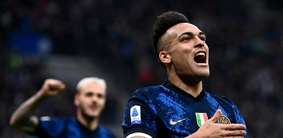 Lautaro Martínez sonrie luego de marcar un gol en el partido que el Inter se impuso a La Roma