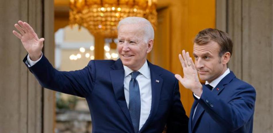 Joe Biden junto a Emmanuel Macron. Foto de archivo