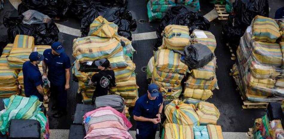 Vista de varios paquetes de droga decomisada en Miami, EEUU, imagen de archivo. Foto: EFE/Eva Marie Uzgategui
