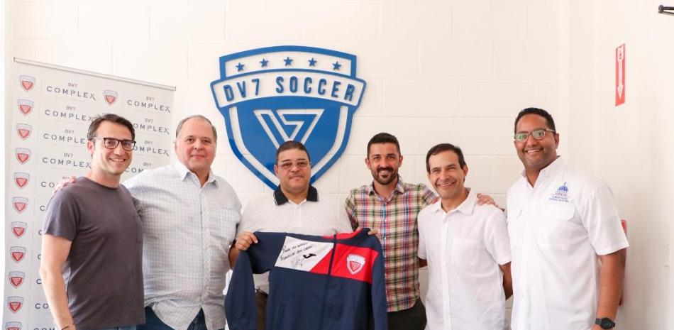 Francisco Camacho, centro, recibe una camiseta de manos de Víctor Oñate, Orlando Yanez, Benny Metz y Luis García.