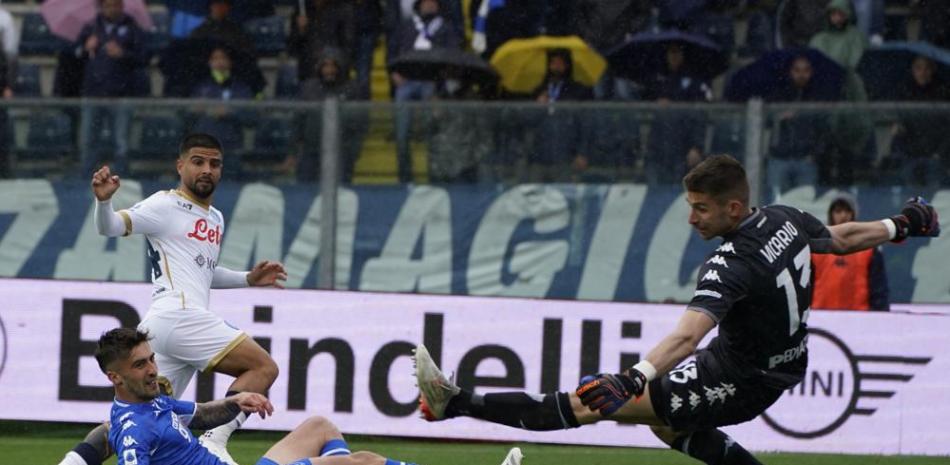 Lorenzo Insigne anota el segundo tanto del Napoli durante el partido de la Serie A italiana contra el Empoli, el domingo 24 de abril de 2022, en Empoli, Italia.