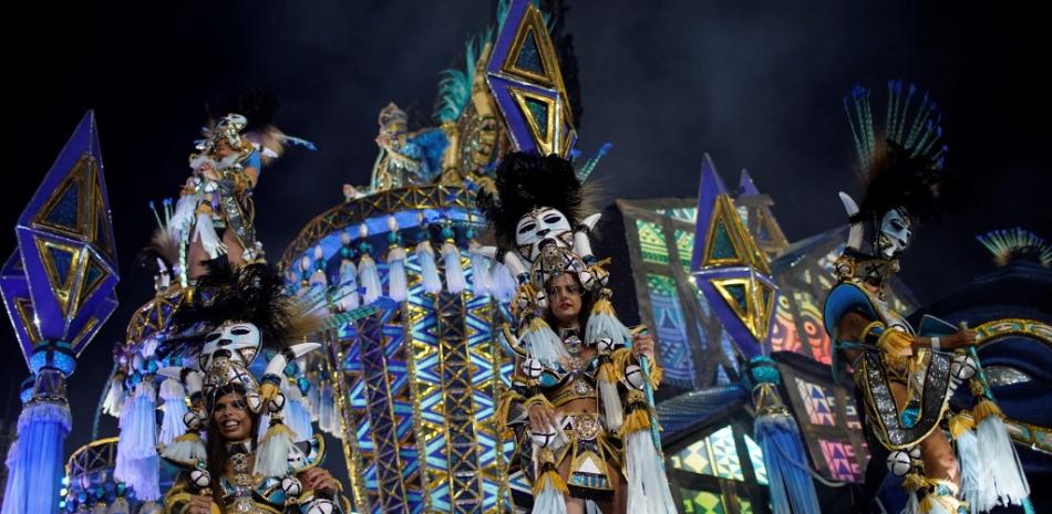 Miembros de la escuela de samba Vila Isabel actúan durante la segunda noche del desfile del Carnaval de Río en el Sambódromo Marqués de Sapucai en Río de Janeiro el 24 de abril de 2022.
Foto: AFP