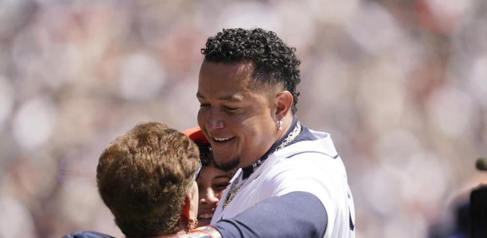 Miguel Cabrera, de los Tigres de Detroit, saluda a sus familiares tras conectar su hit 3.000 en las Grandes Ligas.