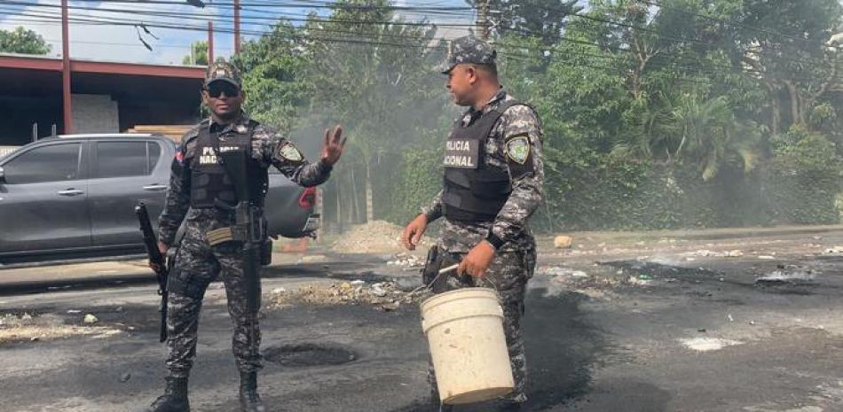 Policias apagan neumáticos/ Fotos Onelio Domínguez