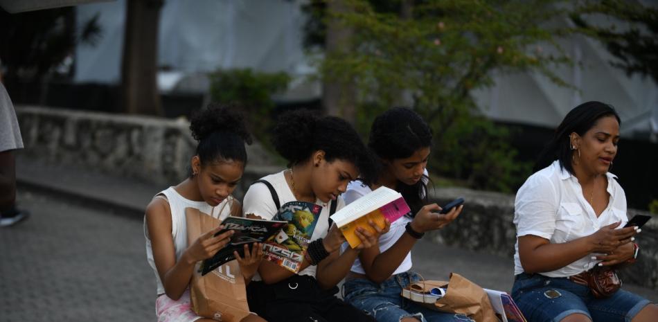 Jovenes leen libros en la Zona Colonial