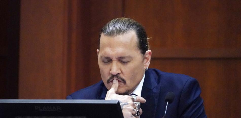 El actor Johnny Depp testifica en la Corte de Circuito del Condado de Fairfax en Fairfax, Virginia, el 25 de abril de 2022.

Foto: AP/Steve Helber, Pool