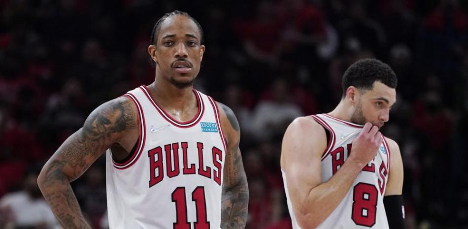 DeMar DeRozan, ixquierda, y Zach LaVine, de los Bulls de Chicago, lucen preocupados en la segunda mitad del duelo ante los Bucks de Milwaukee, en el cuarto partido de la serie de la primera ronda de los playoff de la NBA, el domingo 24 de abril de 2022, en Chicago.