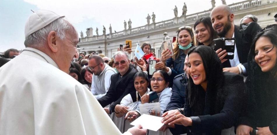 Nathalie Peña Comas se presentará el 4 de mayo en la Basílica Papal de Santa María La Mayor, en Roma. En la imagen, el Papa Francisco cuando recibió la invitación de la soprano dominicana.