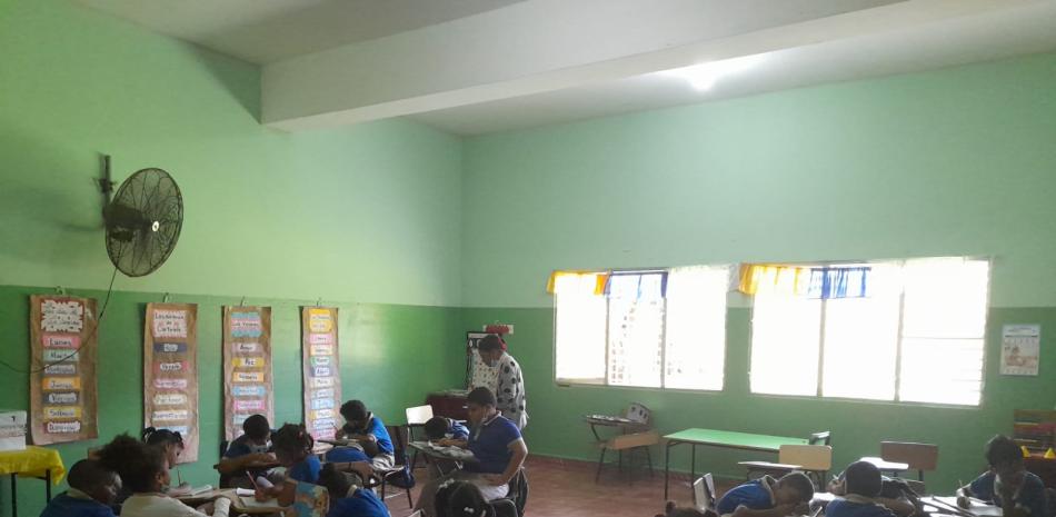 Estudiantes tomando sus clases en la Escuela República Dominicana.