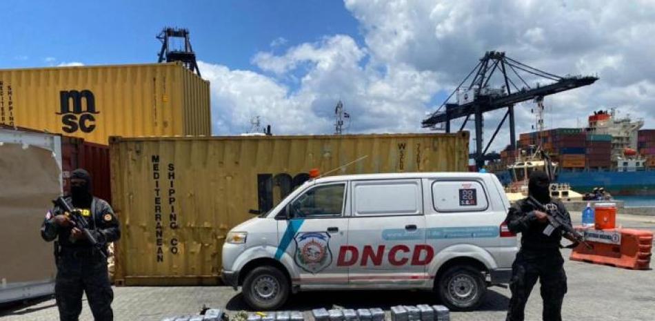 Agentes de la DNCD resguardando la sustancia decomisada en Puerto Caucedo. Fotos: Dirección de Comunicaciones de la DNCD