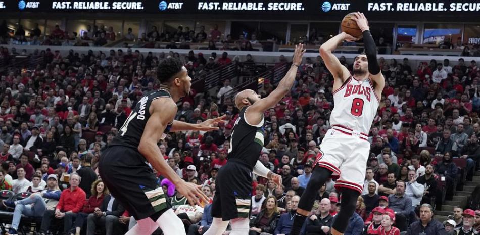 Zach LaVine de los Bulls de Chicago dispara al aro ante los Bucks de Milwaukee.