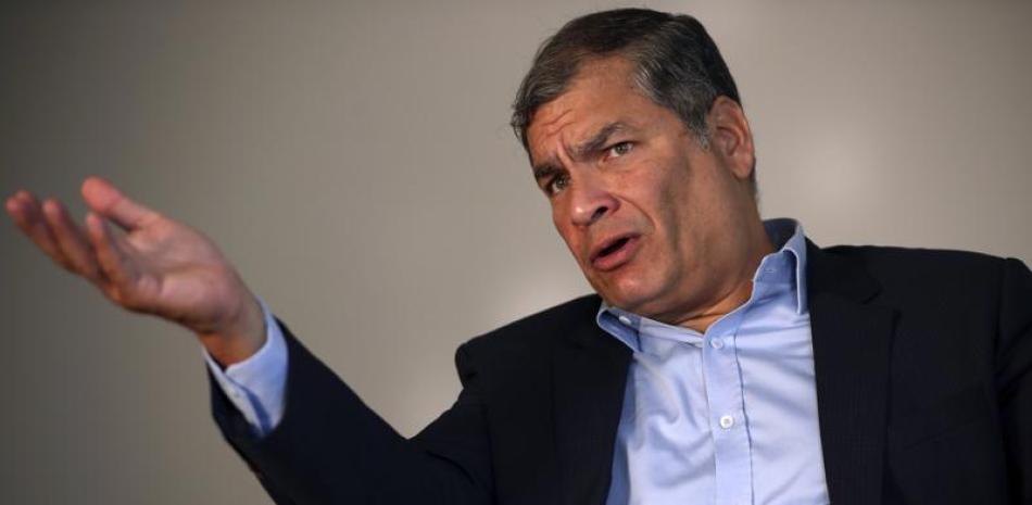 ARCHIVO - El expresidente ecuatoriano Rafael Correa conversa en una entrevista con The Associated Press en Bruselas, el 11 de septiembre de 2020. (AP Foto/Francisco Seco, archivo)