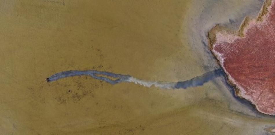 Una vista aérea muestra el lago Milh, también conocido como lago Razzaza, que enfrenta los peligros de la sequía en la provincia central iraquí de Karbala el 23 de abril de 2022. 

Foto: Mohamed Sawaf| AFP