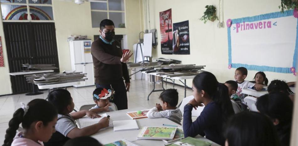 Samuel Jiménez dicta una clase a niños migrantes en el refugio Buen Samaritano de Ciudad Juárez (México) el 29 de marzo del 2022. (AP Photo/Christian Chávez)