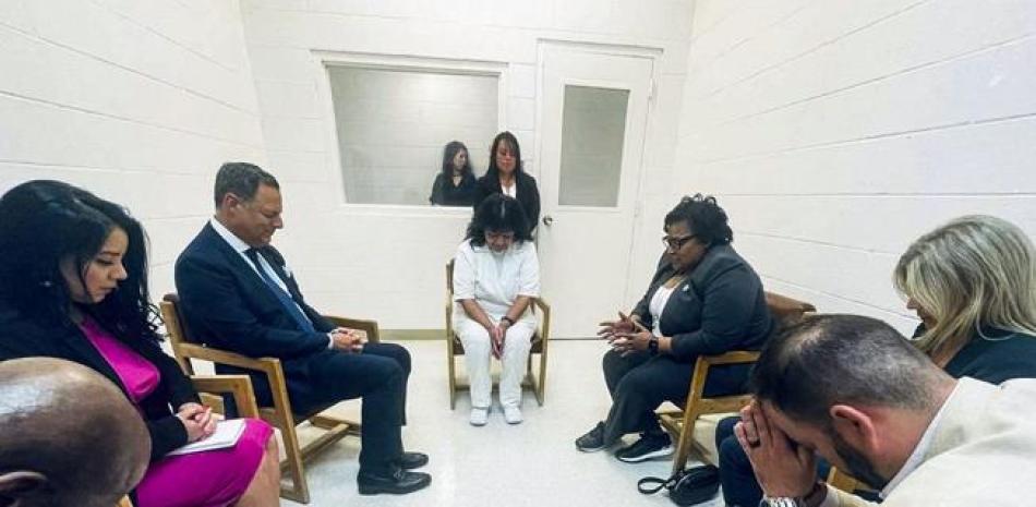 En esta foto de archivo tomada el 8 de abril de 2022 muestra a Melissa Lucio (al centro) inclinando la cabeza en señal de oración durante una reunión con un grupo bipartidista de legisladores de Texas en el centro penitenciario de Gatesville, Texas. Foto: AFP